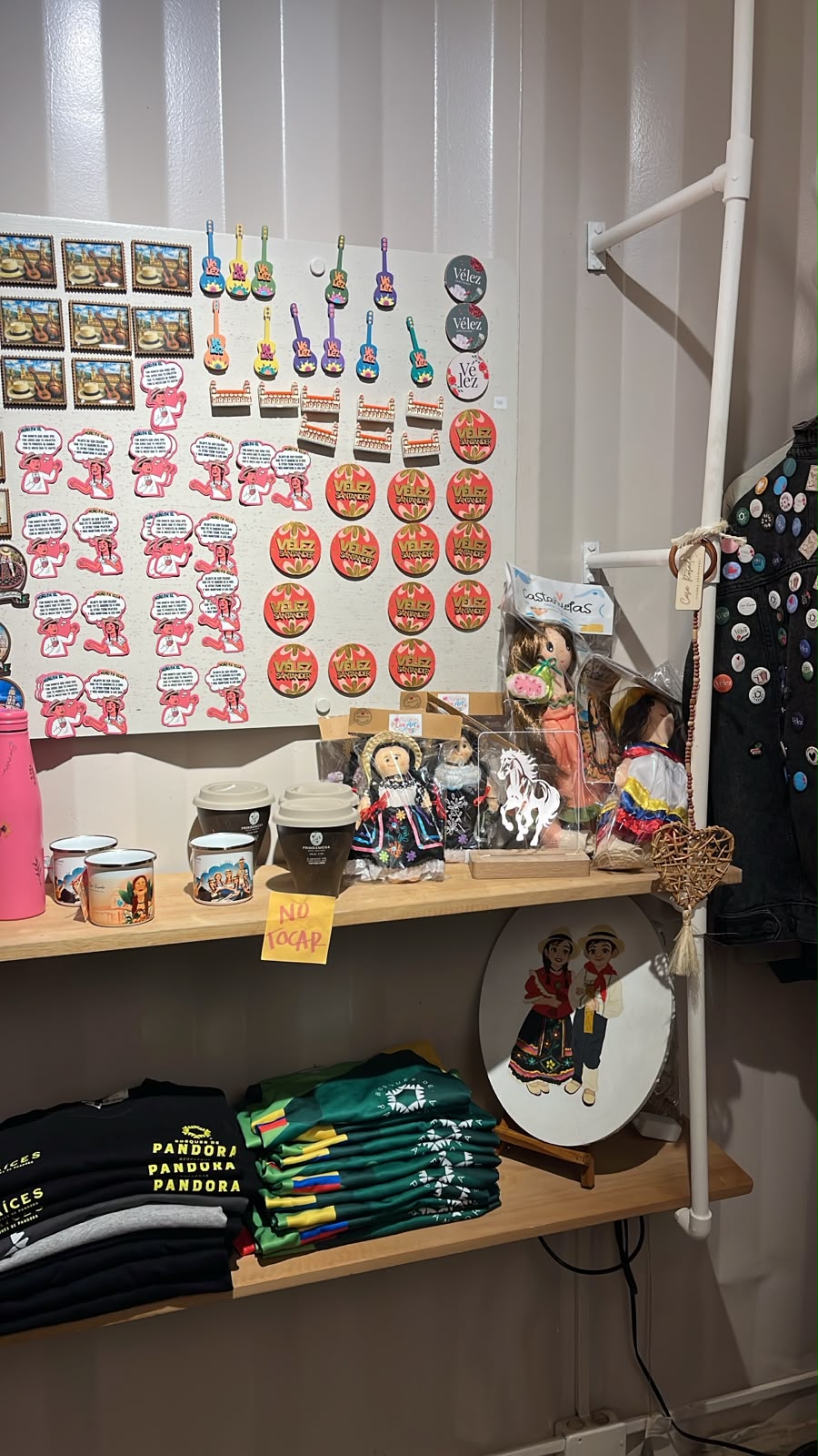Muñecas vestidas con traje típico veleño e imanes de recuerdo